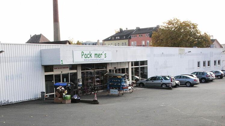 Der Gebrauchtwarenhof "Pack mer's" wird wohl weichen. Der Kreisausschuss wird am Freitag darüber entscheiden, ob das Gelände in der Bayreuther Straße mit einem Hotel bebaut wird.  Foto: Josef Hofbauer