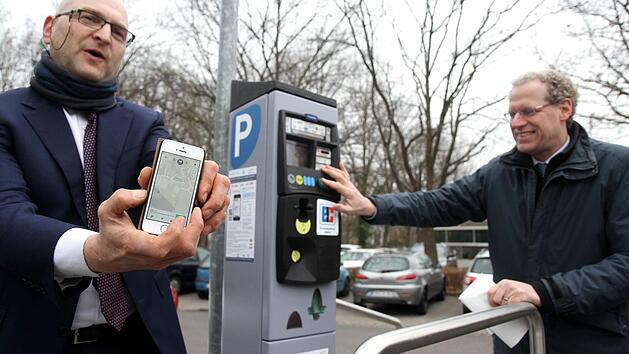 Christoph Schwarzmichel und German Hacker testen die neue App, die nun auch in Herzogenaurach Handyparken ermöglicht. Foto: Richard Sänger