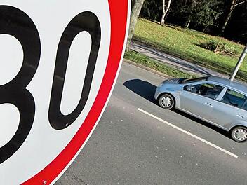 Es bleibt offen, ob in der Kasendorfer Kirchstraße Tempo-30-Schilder angebracht werden. Der Gemeinderat hat die Entscheidung vertagt. Symbolfoto: Julian Stratenschulte/dpa