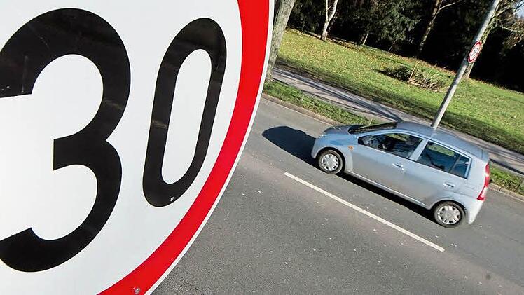 Es bleibt offen, ob in der Kasendorfer Kirchstraße Tempo-30-Schilder angebracht werden. Der Gemeinderat hat die Entscheidung vertagt. Symbolfoto: Julian Stratenschulte/dpa