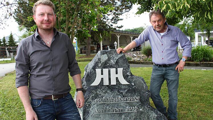 Ein Stein auf dem Firmengelände erinnert an die Geschäftsübernahme. Foto: Jürgen Gärtner