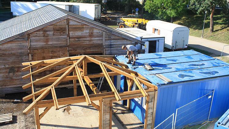 Sch&ouml;n, wenn es wengstens beim Abbau der Anlage nicht regnet. Foto: Sebastian Els&auml;sser