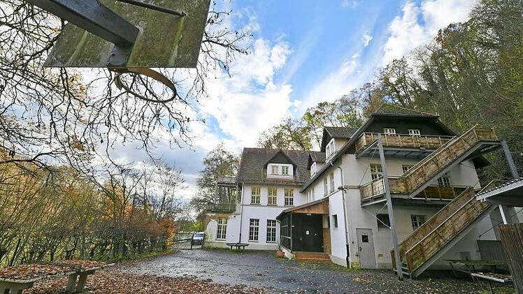 Die sanierungsbedürftige Wolfsschlucht - ab 2018 sollen hier einheimische und ausländische Jugendliche in Wohngruppen leben. Dann dürfte sich auch der Basketballkorb wieder über ein paar Würfe freuen.  Foto: Ronald Rinklef