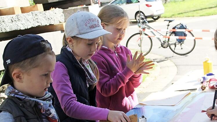 Beim Kinderkunstnachmittag am letzten Ferientag konnten sich die Teilnehmer in verschiedenen Techniken üben.
