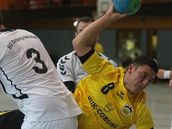 Der HSC 2000 Coburg III um Yannnik Merkwirth (mit Ball) nimmt ab sofort nicht mehr am Spielbetrieb der Handball-Bezirksoberliga teil. Iris Bilek