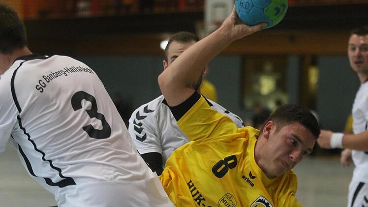 Der HSC 2000 Coburg III um Yannnik Merkwirth (mit Ball) nimmt ab sofort nicht mehr am Spielbetrieb der Handball-Bezirksoberliga teil. Iris Bilek