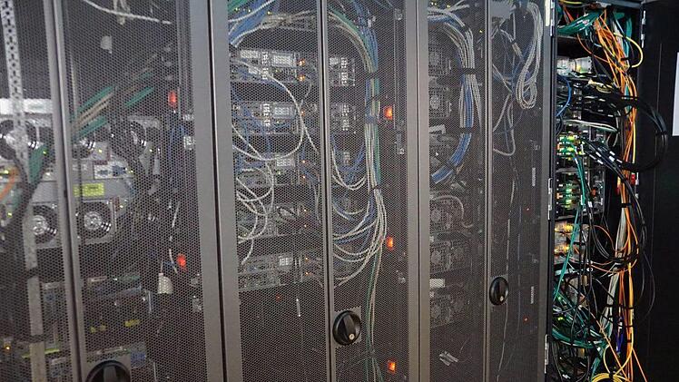 In den Serverracks werden Petabytes an Daten (1 PB = 1000 Terabytes) verarbeitet.   Foto: Pascale Ferry