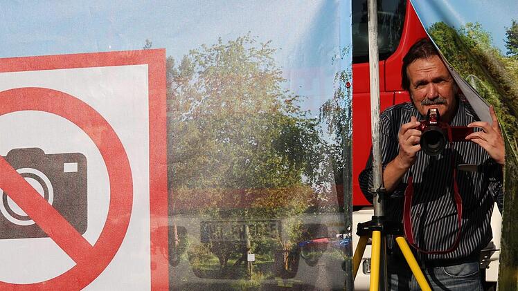 Fotograf Berthold Diem hat Schutzwände gegen Gaffer gesponsert.  Foto: Traudl Baumeister