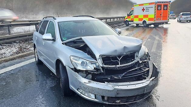 Entgegen der Fahrtrichtung blieb der verunglückte Wagen an der Mittelschutzplanke auf der Autobahn stehen.  Foto: Feuerwehr Schonungen