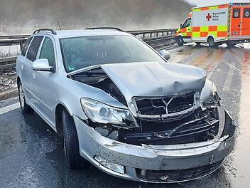 Entgegen der Fahrtrichtung blieb der verungl&uuml;ckte Wagen an der Mittelschutzplanke auf der Autobahn stehen.  Foto: Feuerwehr Schonungen