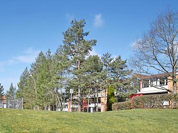 Die Grundschule Heroldsbach: Auf dem Schulgelände wünschen sich die Jungen Bürger einen Jugendtreff, der allerdings von vielen Gemeinderäten als nicht geeignet angesehen wird.