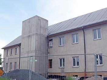 Die Maßnahme mit dem höchsten Volumen des Haushalts stellt die Sanierung der alten Schule in Hirschfeld dar.