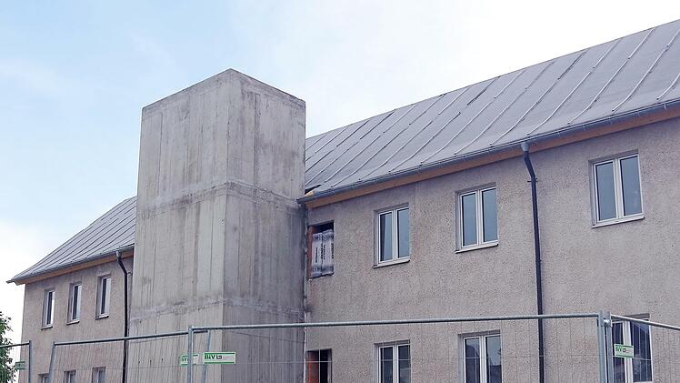 Die Maßnahme mit dem höchsten Volumen des Haushalts stellt die Sanierung der alten Schule in Hirschfeld dar.