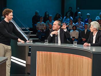"Hart aber fair"-Moderator Louis Klamroth (links) muss dazwischengehen, als sich Hubert Aiwanger und Marie-Agnes Strack-Zimmermann in die Haare kriegen.