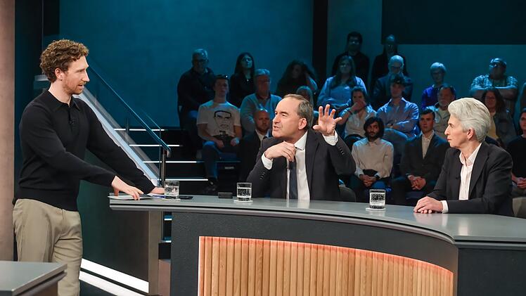 "Hart aber fair"-Moderator Louis Klamroth (links) muss dazwischengehen, als sich Hubert Aiwanger und Marie-Agnes Strack-Zimmermann in die Haare kriegen.