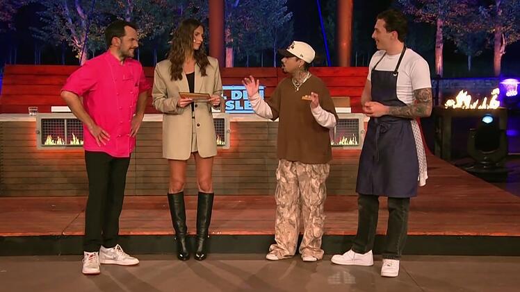 Zum Hauptgang brachte Bauer Verst&auml;rkung mit: Steffen Hensslers "The Taste"-Entdeckung und Mitarbeiter Antonio "Toni" Zaza (rechts). Damit nicht genug, &uuml;berredeten die beiden Henssler zu einer haarigen Wette.