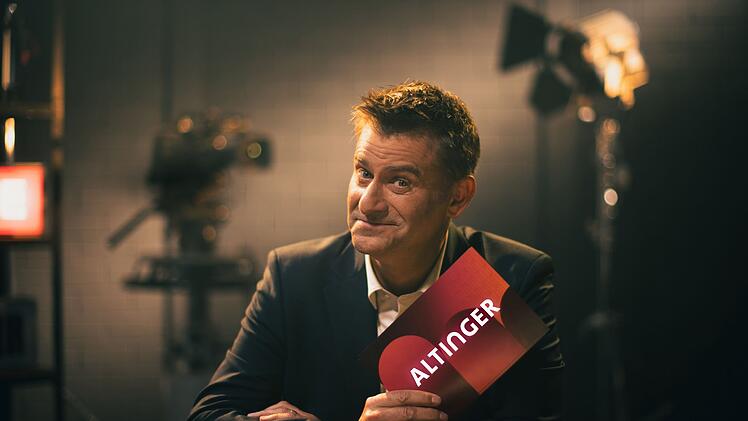 "schlachthof"-Gastgeber Michael Altinger tauscht in seiner Show "Altinger" den Stammtisch gegen einen Wohnzimmerschreibtisch und bger&uuml;&szlig;t prominente G&auml;ste bei sich im Studio.