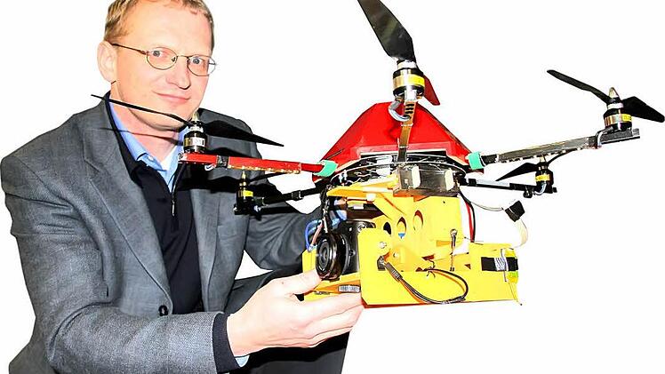 Otmar Fugmann und seine Drohne, an der unten eine Kamera befestigt ist