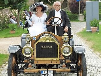 In zeitgenössischer Kleidung wird der Ausflug mit dem Oldtimer gleich noch authentischer. Fotos: privat