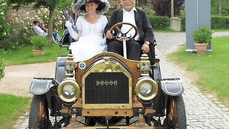 In zeitgenössischer Kleidung wird der Ausflug mit dem Oldtimer gleich noch authentischer. Fotos: privat