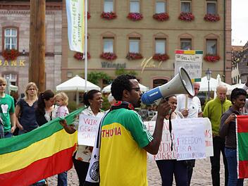 Theodros Shiferaw übernimmt die Rolle des Sprechers. Fotos: Arkadius Guzy