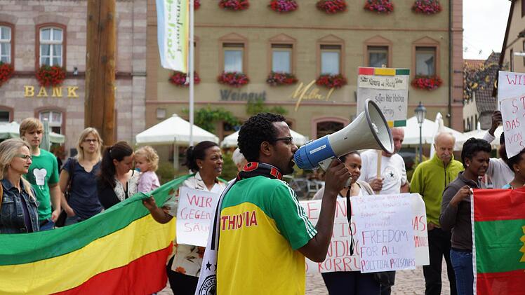 Theodros Shiferaw übernimmt die Rolle des Sprechers. Fotos: Arkadius Guzy