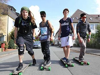 Unterwegs zum Etappenziel Bamberg: Die Youtube-Stars Simon Unge, Julien Bam, Dner und Cheng Loew (von links) fahren auf ihren Longboards durch Deutschland. Fotos: Barbara Herbst