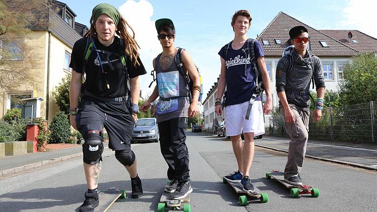 Unterwegs zum Etappenziel Bamberg: Die Youtube-Stars Simon Unge, Julien Bam, Dner und Cheng Loew (von links) fahren auf ihren Longboards durch Deutschland. Fotos: Barbara Herbst