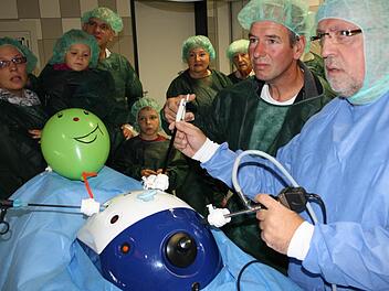Bei der Gesundheitsstadt im Jahr 2011 füllte sich der Operationssaal der Prümmer-Klinik mit neugierigen Besuchern. Pfleger Siegfried Neubeck (von rechts) und Rudolf Rottmann aus Haard versuchten sich als Mediziner. Foto: Ruppert/Schiefer/Archiv