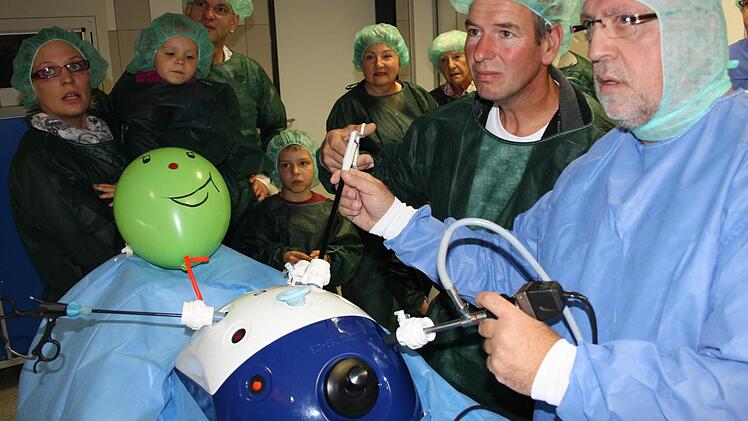 Bei der Gesundheitsstadt im Jahr 2011 füllte sich der Operationssaal der Prümmer-Klinik mit neugierigen Besuchern. Pfleger Siegfried Neubeck (von rechts) und Rudolf Rottmann aus Haard versuchten sich als Mediziner. Foto: Ruppert/Schiefer/Archiv