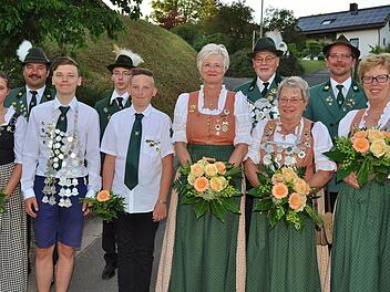 Das Königshaus mit (von links) 1. Ritter Jugend Lea Hüttner, 2. Vorsitzender Thomas Horn, Jugendkönig David Klein, 2. Ritter Michael Schöps, 2. Ritter Jugend Adrian Göhl, 1. Ritter Damen Ulla Schmidt, Schützenkönig Werner Kluge, Damenkönigin Johanna Angermann, Vorsitzender Uwe Hetz und 2. Ritter Damen Adelheid Kaufmann.  Foto: koh