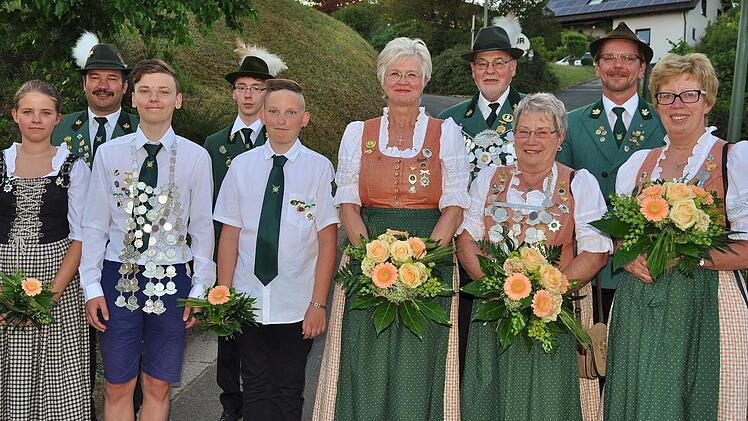 Das Königshaus mit (von links) 1. Ritter Jugend Lea Hüttner, 2. Vorsitzender Thomas Horn, Jugendkönig David Klein, 2. Ritter Michael Schöps, 2. Ritter Jugend Adrian Göhl, 1. Ritter Damen Ulla Schmidt, Schützenkönig Werner Kluge, Damenkönigin Johanna Angermann, Vorsitzender Uwe Hetz und 2. Ritter Damen Adelheid Kaufmann.  Foto: koh