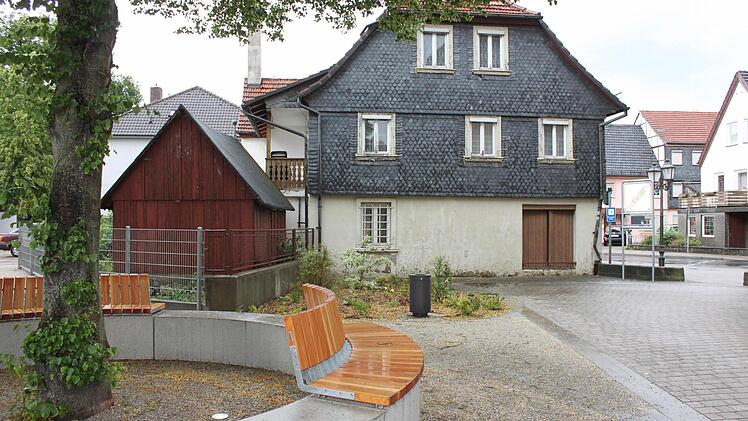 Am Durchgang zwischen Kirche und Rathaus laden jetzt Sitzbänke zum Verweilen ein.