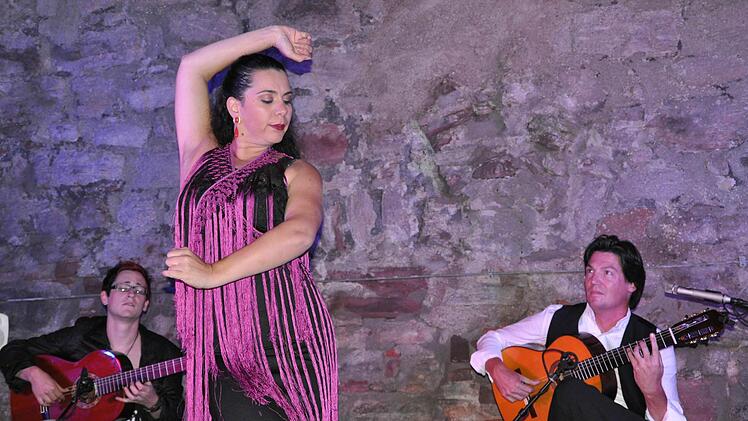 Café del Mundo und Flamenco-Tänzerin Azucena Rubio aus Sevilla heizten auf der Trimburg ein. Foto: Jacqueline Vera-Mihm