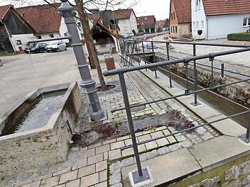 Im Bereich von Brunnen und Backofen wurde auch auf der südlichen Seite (r.) ein Pflaster verlegt.  Foto: JH