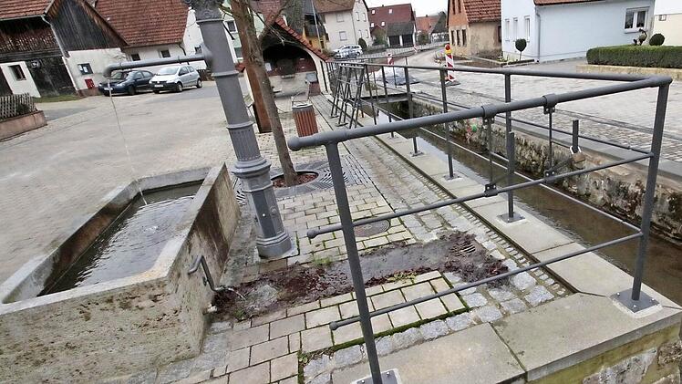 Im Bereich von Brunnen und Backofen wurde auch auf der südlichen Seite (r.) ein Pflaster verlegt.  Foto: JH