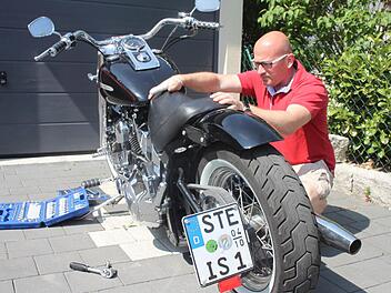 Für Ingo Schramm ist seine Harley Davidson ein persönliches Identifikationsmerkmal. Dass diese das Kennzeichen STE-IS 1 mit seinen Initialen trägt, ist für ihn völlig normaler Teil seines Hobbys. An den "Islamischen Staat" hat er dabei noch nicht gedacht.  Foto: Andreas Schmitt
