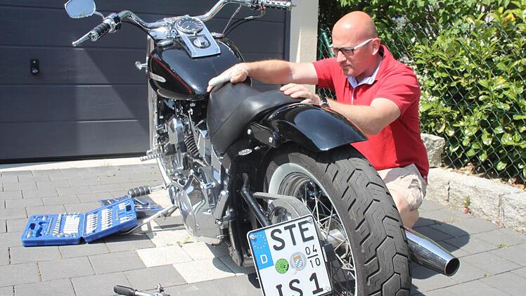 Für Ingo Schramm ist seine Harley Davidson ein persönliches Identifikationsmerkmal. Dass diese das Kennzeichen STE-IS 1 mit seinen Initialen trägt, ist für ihn völlig normaler Teil seines Hobbys. An den "Islamischen Staat" hat er dabei noch nicht gedacht.  Foto: Andreas Schmitt