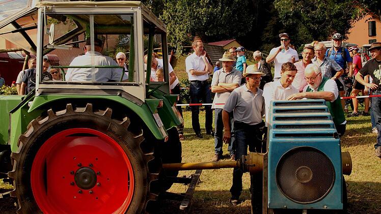 Großes Interesse herrschte am Leistungsprüfstand für die "alten Kerle".
