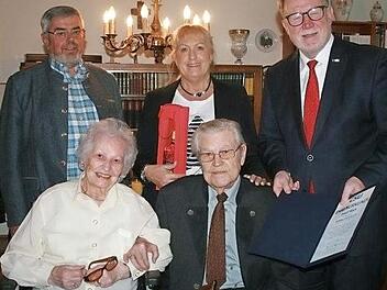 Josef Wich (vorne sitzend mit seiner Ehefrau Maria), Altbürgermeister und Ehrenbürger von Pressig, wurde für seine 60-jährige Treue zur CSU geehrt - hinten stehend von links Berthold Nickol, Anita Swiduruk und Hans Michelbach Fotos: Karl-Heinz Hofmann