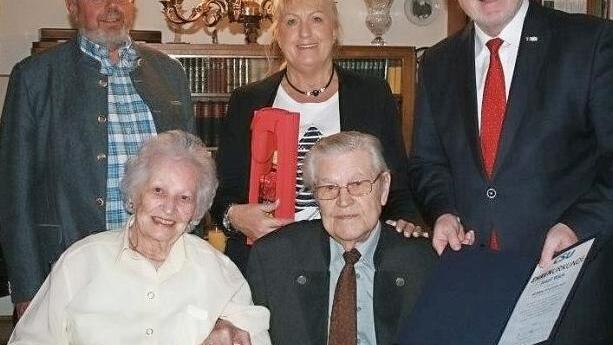 Josef Wich (vorne sitzend mit seiner Ehefrau Maria), Altbürgermeister und Ehrenbürger von Pressig, wurde für seine 60-jährige Treue zur CSU geehrt - hinten stehend von links Berthold Nickol, Anita Swiduruk und Hans Michelbach Fotos: Karl-Heinz Hofmann