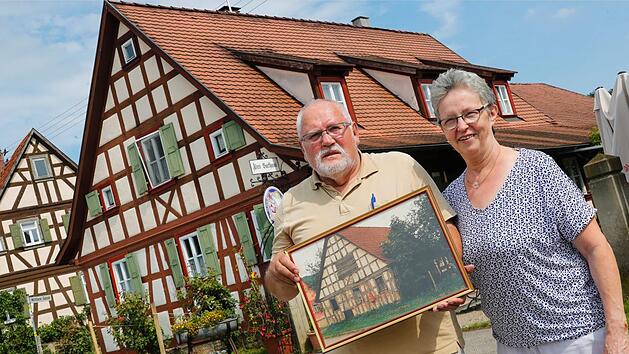 Peter und Annemarie Häpp vor ihrem Gasthaus. Das Bild zeigt das Gebäude vor der Renovierung.  Fotos: Matthias Hoch