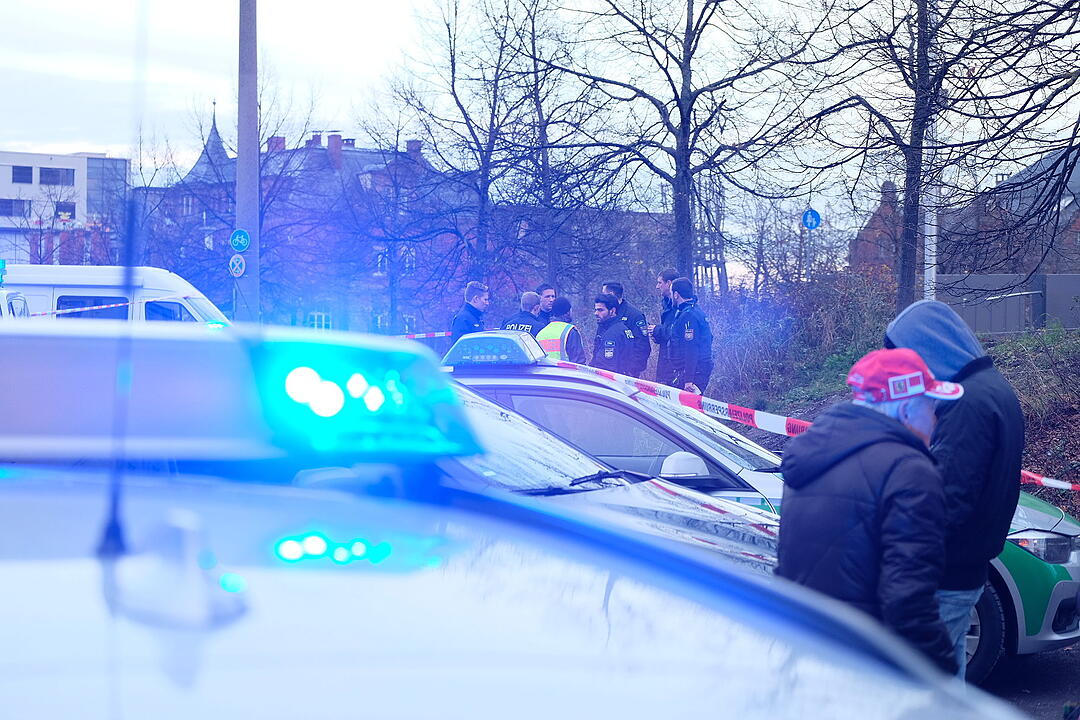 Lebensgefährlich verletzt : Unbekannter prügelt auf offener Straße auf Frau in Nürnberg ein
