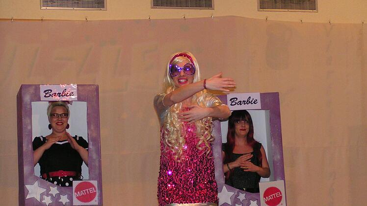 Die Showeinlage der Schlange, Barbies (von links) Mona Thein, Julia Erlwein und Astrid Tremer. Foto: Petra Halbig