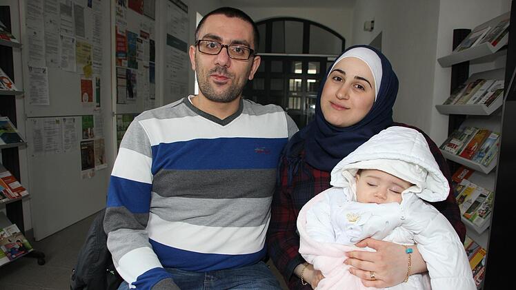Samer Alwaki (links) und Sara Abdulrahim Manla stammen aus Aleppo und haben sich in Deutschland bereits sehr gut integriert. Töchterchen Sally kam in Kronach zur Welt. Foto: Andreas Schmitt