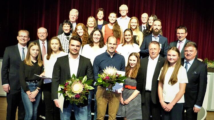 Sie erhielten die Sportmedaille in Gold und Silber. Foto: Werner Reißaus
