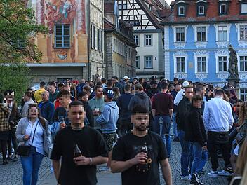 Partybrücke in Bamberg: Menschen feiern ohne Abstand und Masken