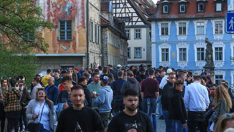 Partybrücke in Bamberg: Menschen feiern ohne Abstand und Masken