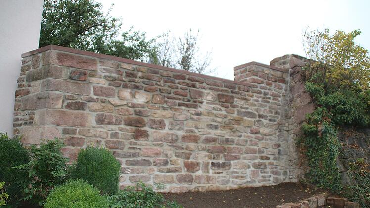 Das eingefallene Teilstück der Klostermauer wurde wieder instand gesetzt. Es fehlt noch die Bepflanzung. Foto: Hilmar Ruppert