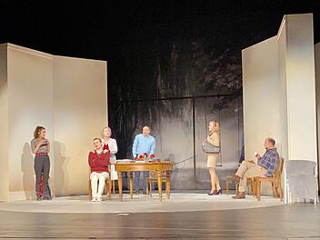 Eine Familie aus Australien mit all ihren Lebenslügen, Schwächen und sympathischen Versuchen, das Leben zu meistern gab es  beim Gastspiel des Ernst-Deutsch-Theaters Hamburg mit dem Stück "Dinge, die ich sicher weiß" des australischen Autors Andrew Bovell zu sehen.